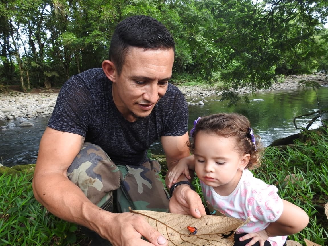 Sin ser científico, Stanley Salazar, ha descubierto tres especies de ranas ticas