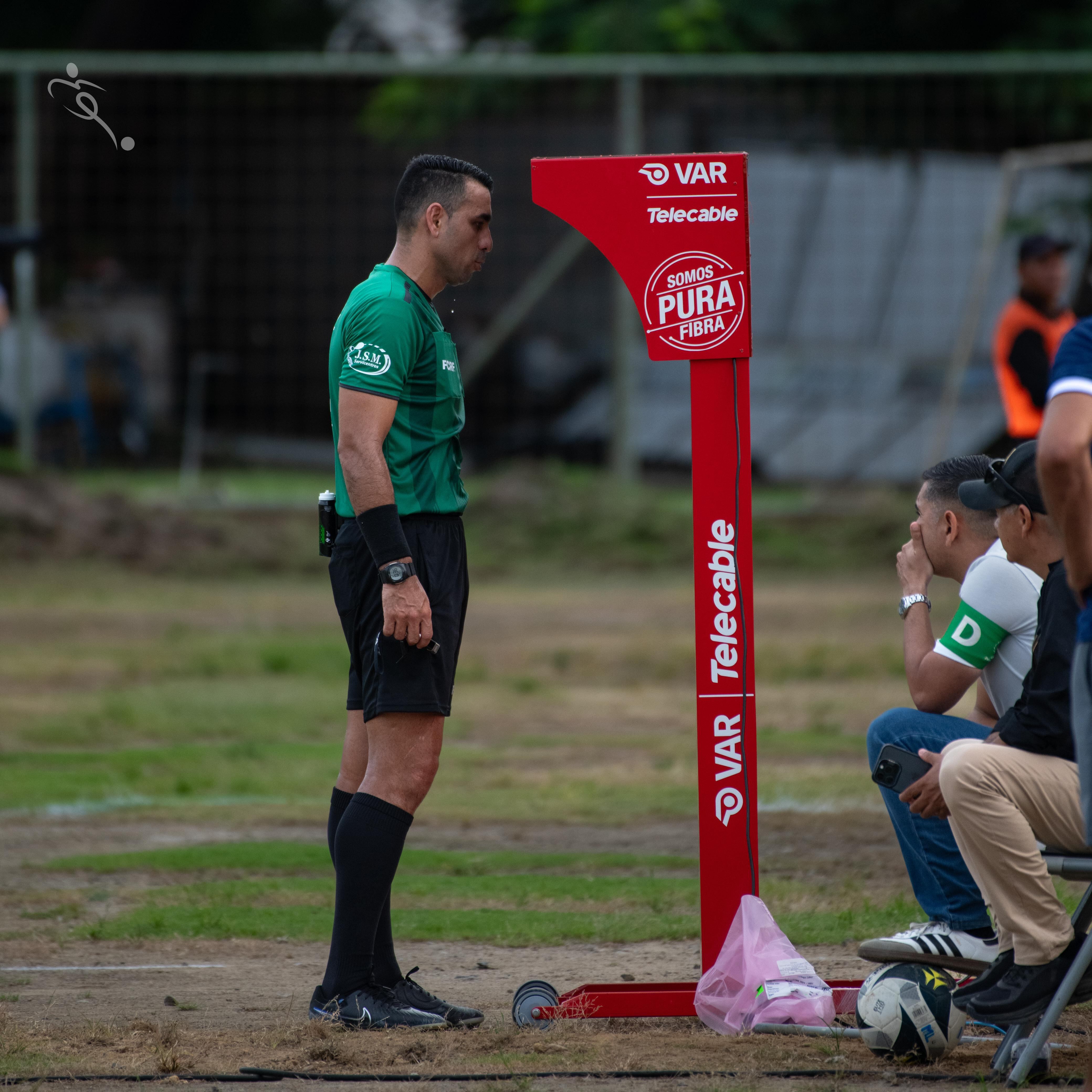 Juan Gabriel Calderón fue el primer árbitro en usar el VAR entre Liberia y Cartaginés. Foto: mpkdeportes