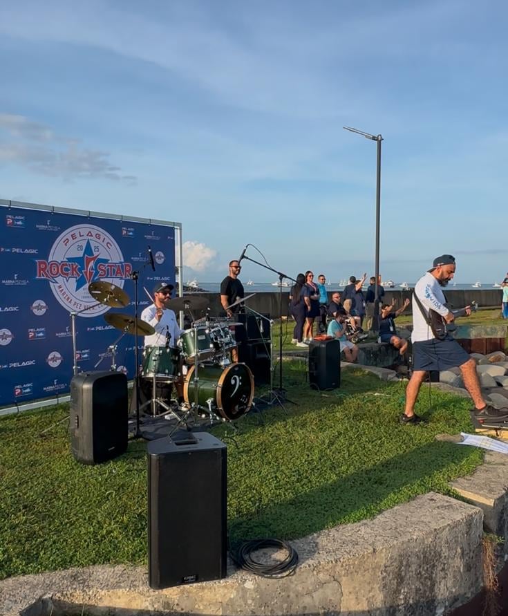 Dos músicos costarricenses sorprendieron a Michael Jordan cuando iba saliendo a un torneo de pesca deportiva en Quepos. Cortesía.