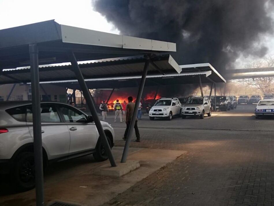 Incendio destruye 31 carros de rent a car en Liberia. Foto Bomberos.