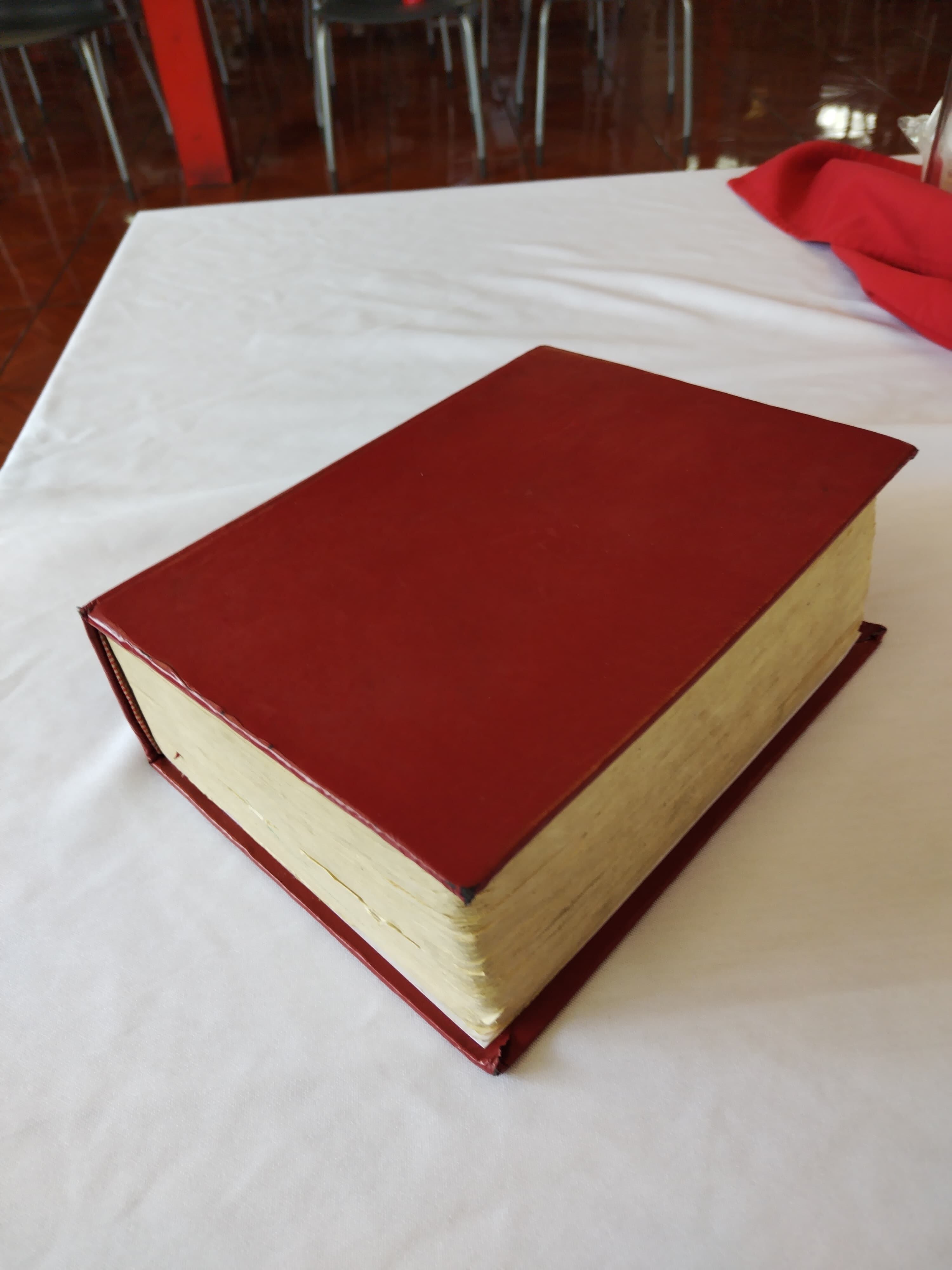 Al padre Sergio Valverde de Obras del Espíritu Santo se le perdió hace 20 años la Biblia que le regalaron sus papás. Es igual a la de la foto. Es una Biblia Jerusalén.