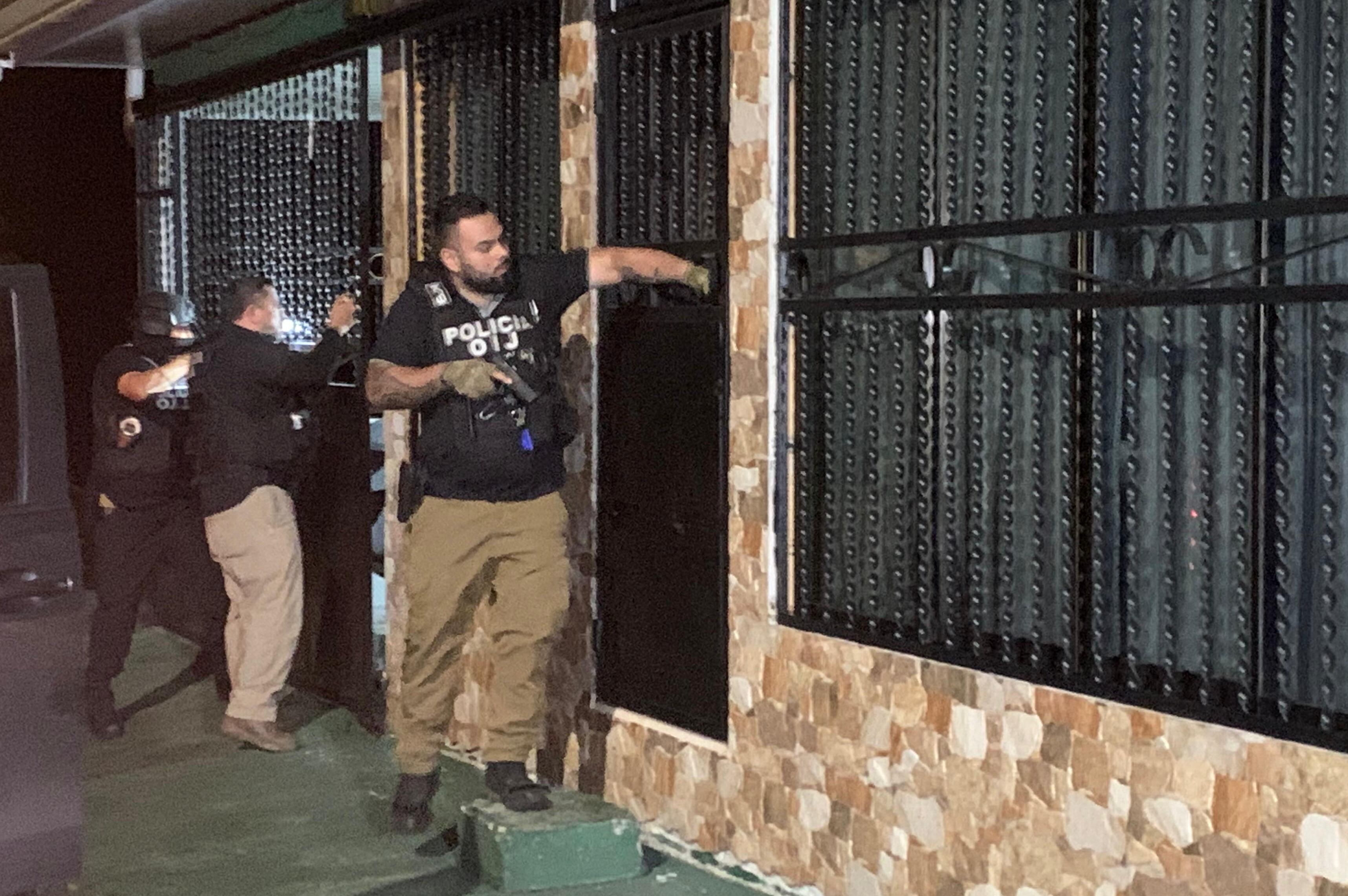 Agentes del OIJ detuvieron a siete sospechosos del homicidio del investigador Geiner Zamora durante 14 allanamientos en Pococí. Fotografía: