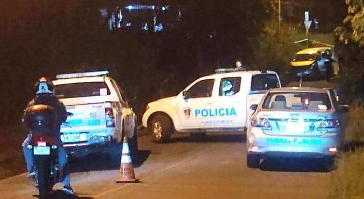 Cuatro hombres y una mujer detenidos como sospechosos de asaltar una vivienda en Heredia. Foto MSP.