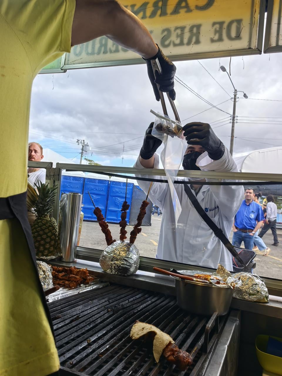 Los festejos populares son eventos masivos que reúnen a personas de todo el país como parte de las celebraciones de fin y principio de año. Estas actividades se desarrollan en el Campo Ferial de Zapote, en el sector de Curridabat y en Belén de Heredia, y cuentan con la autorización sanitaria correspondiente.