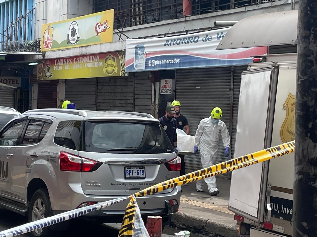 Los cuerpos de las víctimas del incendio de esta madrugada en San José serán trasladados a la Medicatura Forense. Silvia Coto.