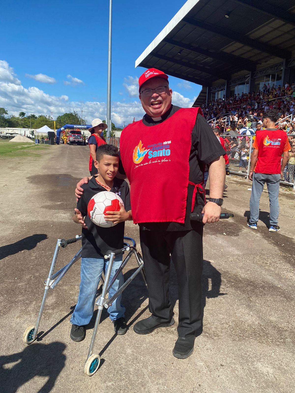 El padre Sergio Valverde, director y fundador de Obras del Espíritu Santo, le cumplió el sueño a un niño de Liberia a puro fútbol. El pasado martes 17 de diciembre fue un día muy especial porque comenzó la edición 24 de la Fiesta Nacional de Navidad ¡Jesús: a tus niños los cuida tu iglesia!, dedicada este año a los pequeñitos afectados por las inundaciones en el país.