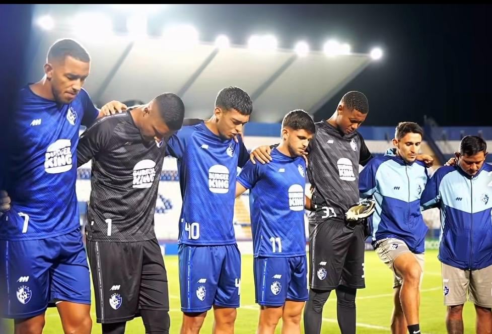 Integrantes del plantel de Cartaginés hacen una oración en el reconocimiento de cancha del Estadio "Chelato" Uclés de Honduras, antes de enfrentar al Olimpia por la Copa Centroamericana.