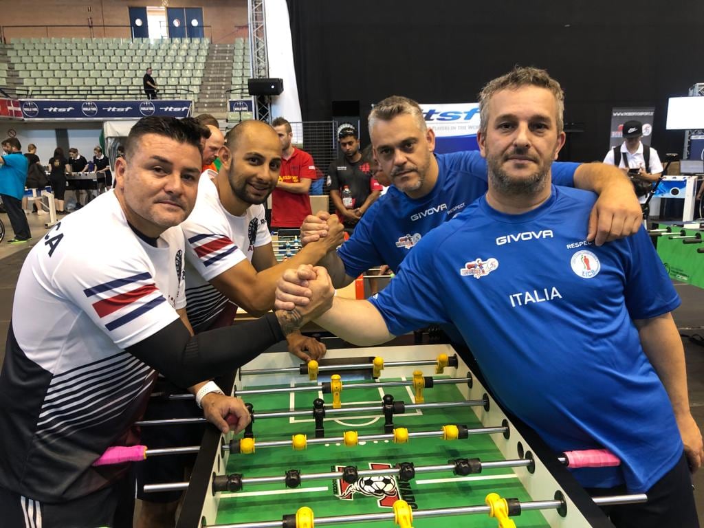 Entre don Víctor Abarca Fallas y don Jorge Fernández Mora, nació la idea de hacer un futbolín bien grande, ojalá les quedara excesivamente grande.  En la foto, Gustavo Siles y Rodolfo Calvo contra Italia.