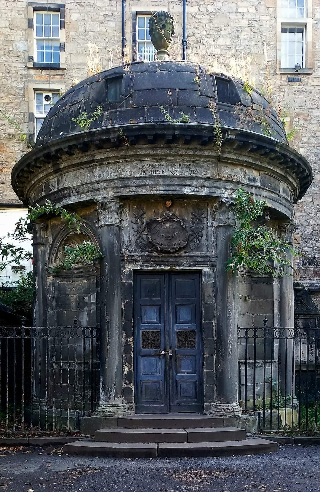 La costarricense Vanessa Alvarado, experta en la investigación fenómenos paranormales, visitó Escocia del 16 al 24 de setiembre del 2023 el cementerio más embrujado del mundo, el cementerio Greyfriars.