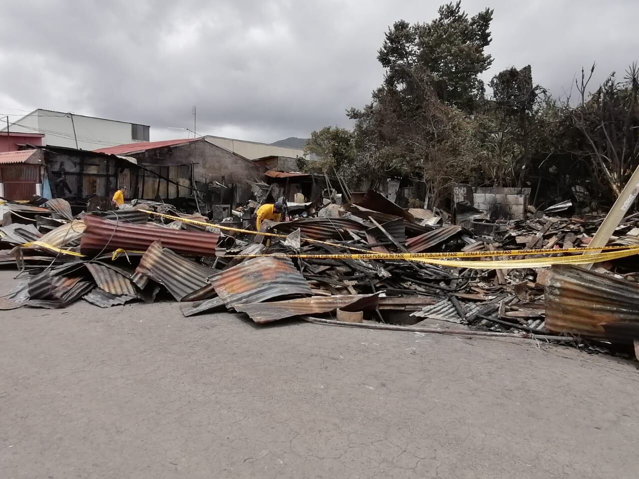 Familia lo perdió todo en incendio en San Isidro de El Guarco, Cartago. Foto Keyna Calderón.