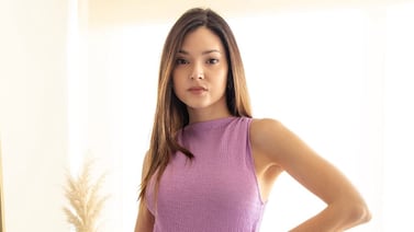 María González muestra una de las secuelas que le dejó tratamiento por cáncer