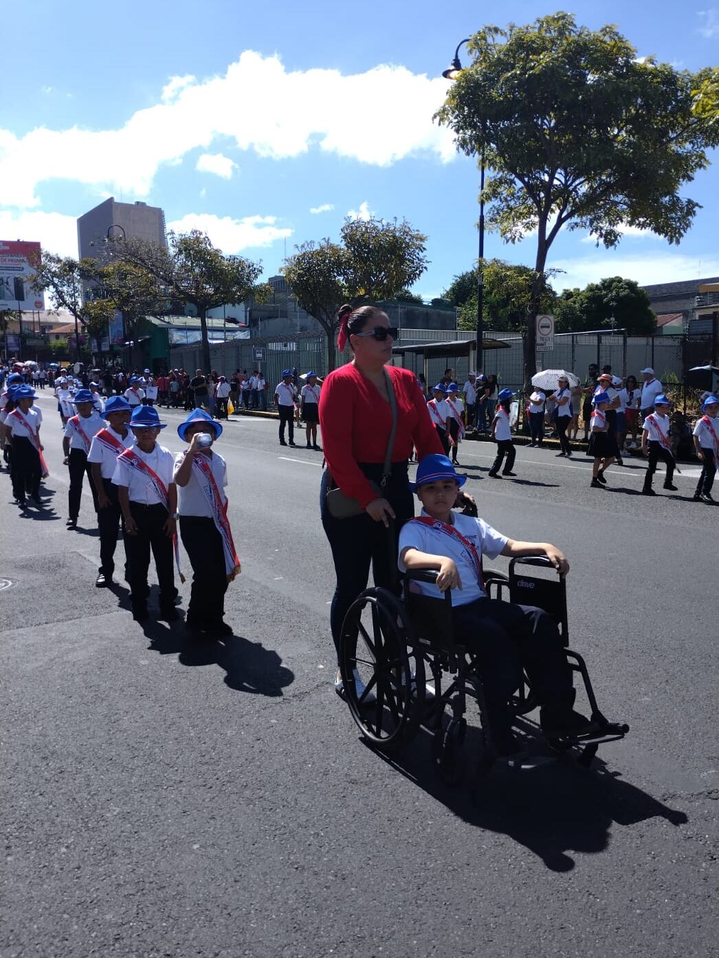 Ambiente en los desfiles de la celebración de los 203 años de la Independencia.