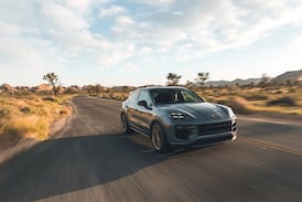 Repartidor le causó daños a un auto de lujo por escapar de unos perros y la justicia tomó decisión