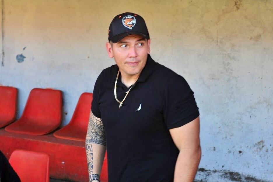 Entrenadores en los banquillos previo al inicio del juego