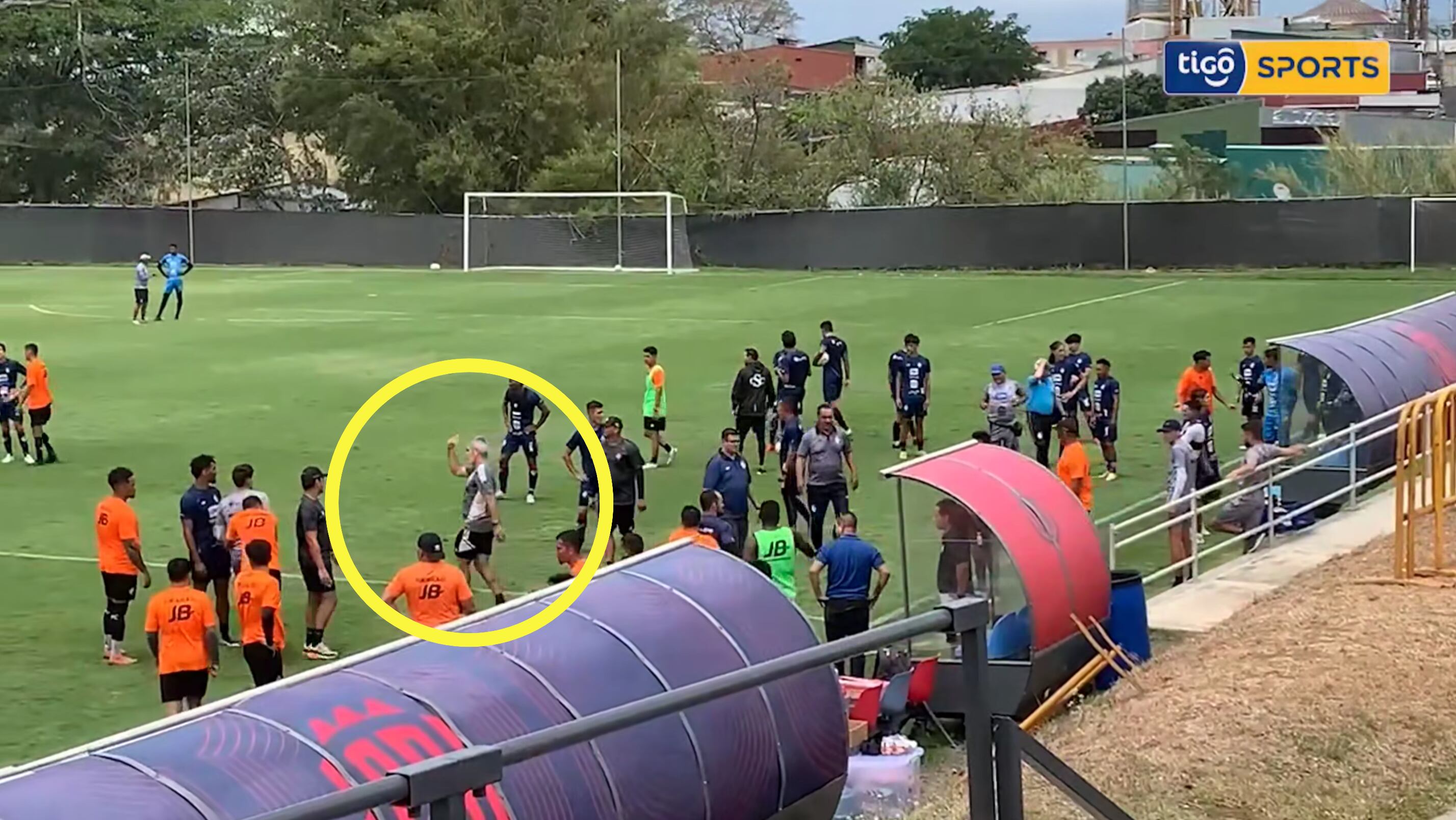 En la parte final del pleito Horacio Elizondo le pidió a los árbitros abandonar la cancha.