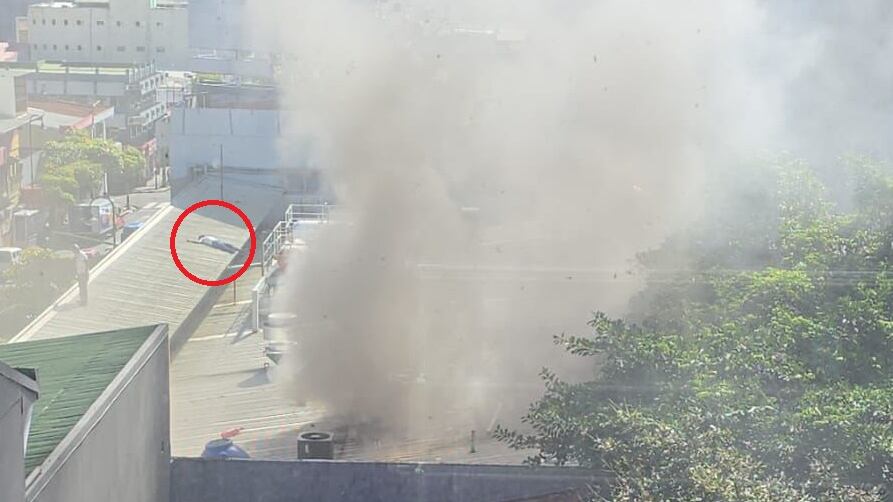 Un techo se convirtió en el refugio de un hombre que huyó de un incendio que ocurrió en un local comercial en el centro de San José. Foto: La Teja