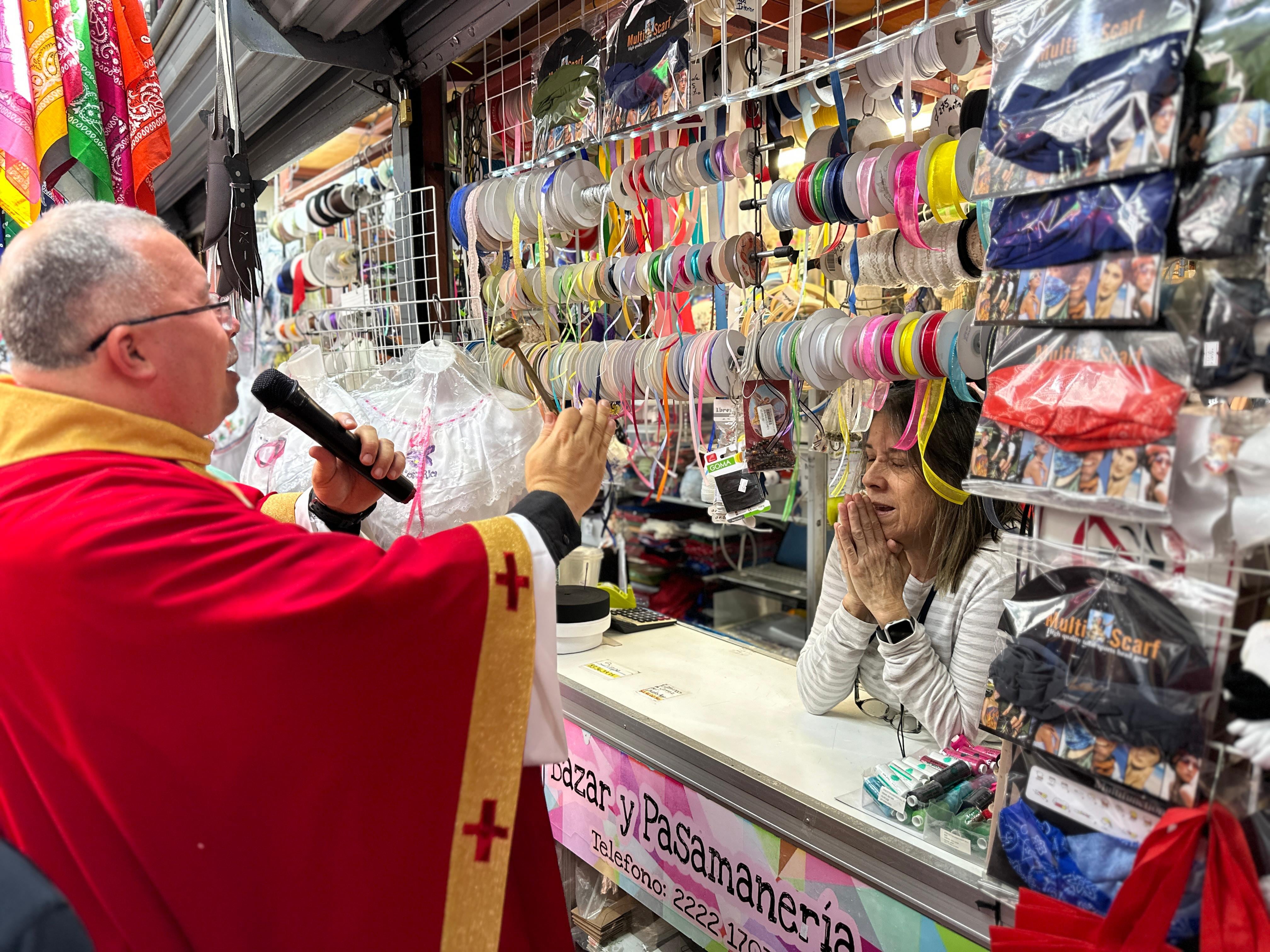 Este viernes 7 de mayo y con motivo de las celebraciones al Sagrado Corazón de Jesús, el padre Sergio Valverde de Obras del Espíritu Santo, celebró misa y bendijo todos los rincones del Marcado Central de San José