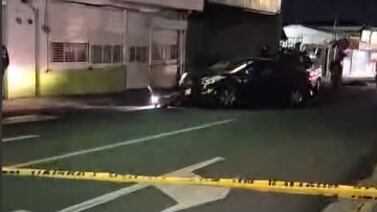 Misterio rodea balacera que terminó con dos hombres asesinados y una mujer herida en plena calle
