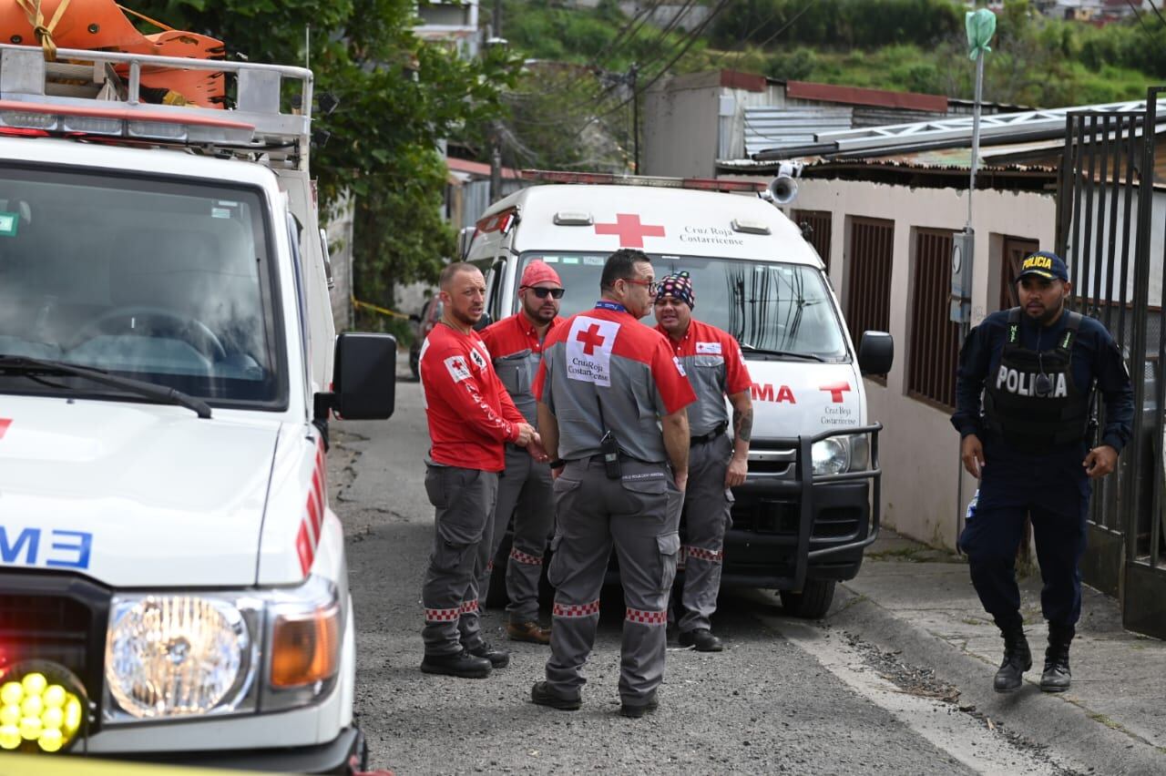 Por tratarse de una zona conflictiva, la Fuerza Pública y las ambulancias de la Cruz Roja coadyuvan en las labores previas al levantamiento de los cuerpos. Foto: Albert Marín.