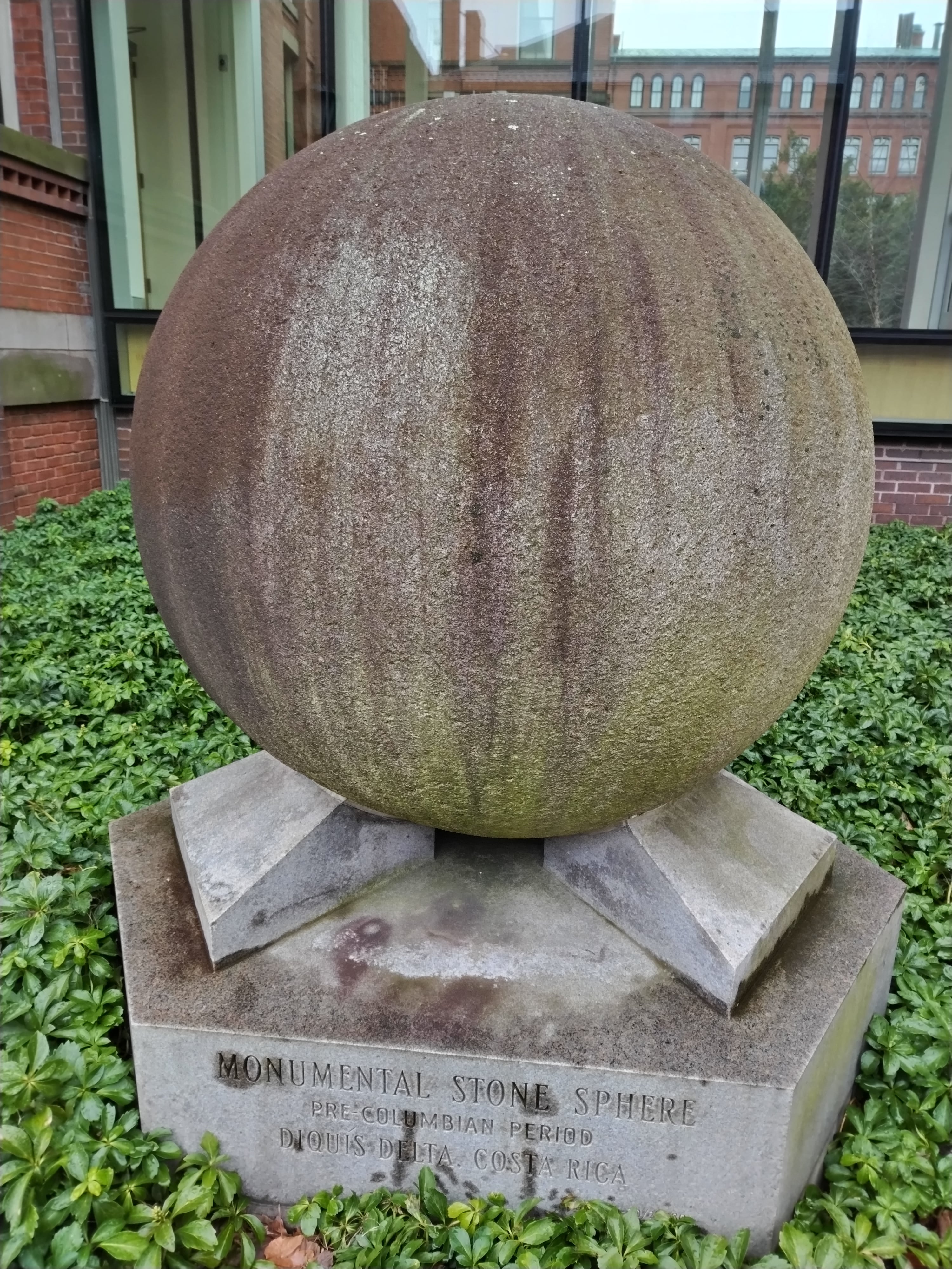 En uno de los jardines de la universidad de Harvard en Boston, Estados Unidos, junto al Peabody Museum of Archaeology and Ethnology, hay una esfera de piedra costarricense desde 1966. La Teja la visitó el martes 6 de marzo del 2024