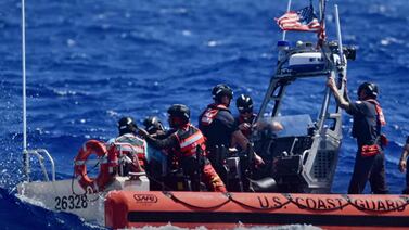 Rescatan a náufragos que supieron darle muy buen uso a las hojas de palma