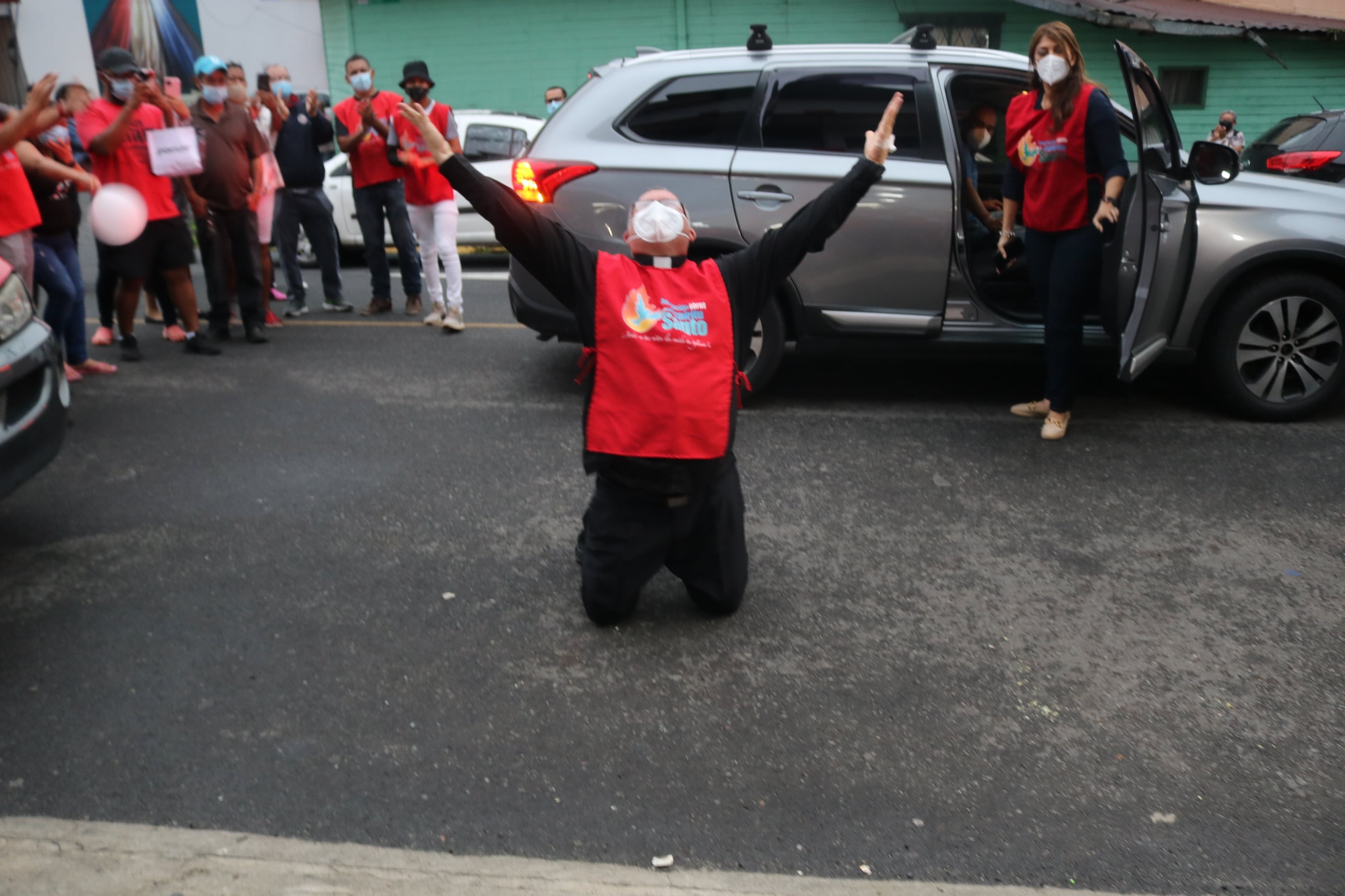 A eso de las 5:15 de la tarde del jueves 8 de setiembre el padre Sergio Valverde llegó al edificio central de la Asociación Obras del Espíritu Santo y pegó brincos de felicidad porque le dieron la salida después de 2 días internado con covid-19