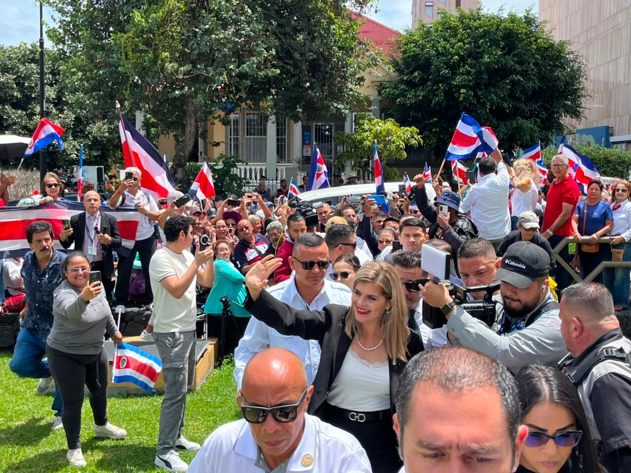 La presidenta Laura Fernández acompaña a diputados de Pueblo Soberano en la presentación de una querella contra cuatro magistrados de la Sala Constitucional por presunto prevaricato.