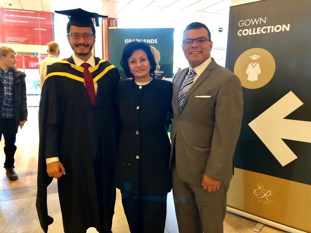 Jeannette Hernández Quesada junto a sus hijos; Gilberto Zarco (a la izquierda) y Jorge Ballestero (a la derecha). Foto cortesía Jeannette Hernández.