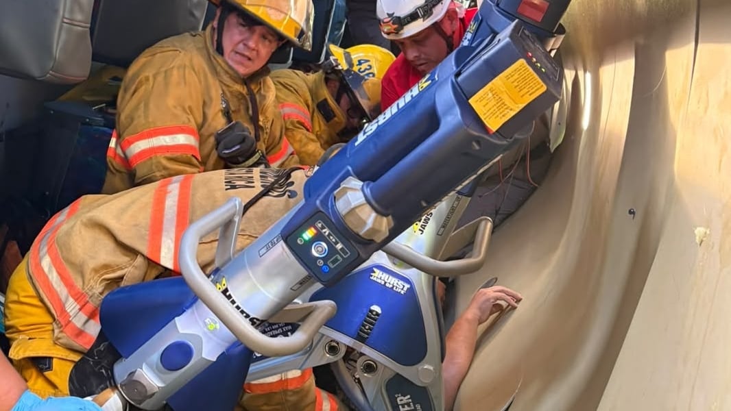Bomberos reportó 54 personas extraídas del interior de la unidad del autobús de la empresa Transportes Transpal de Guápiles.