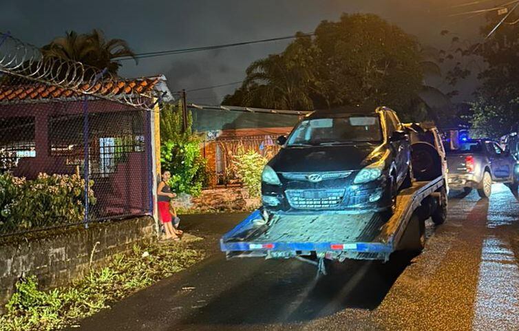 En la casa allanada recuperaron 3 carros y una moto con denuncia por robo. Foto OIJ.