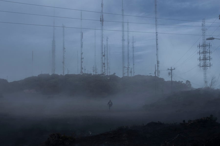 La precariedad de un grupo de trabajadores que da mantenimiento a las torres de transmisión de radio y televisión en la cima del volcán Irazú es captada por medio de la palabra y la fotografía por Paulo Ruiz Cubillo, vulcanólogo de la Escuela Centroamericana de Geología de la Universidad de Costa Rica (UCR)