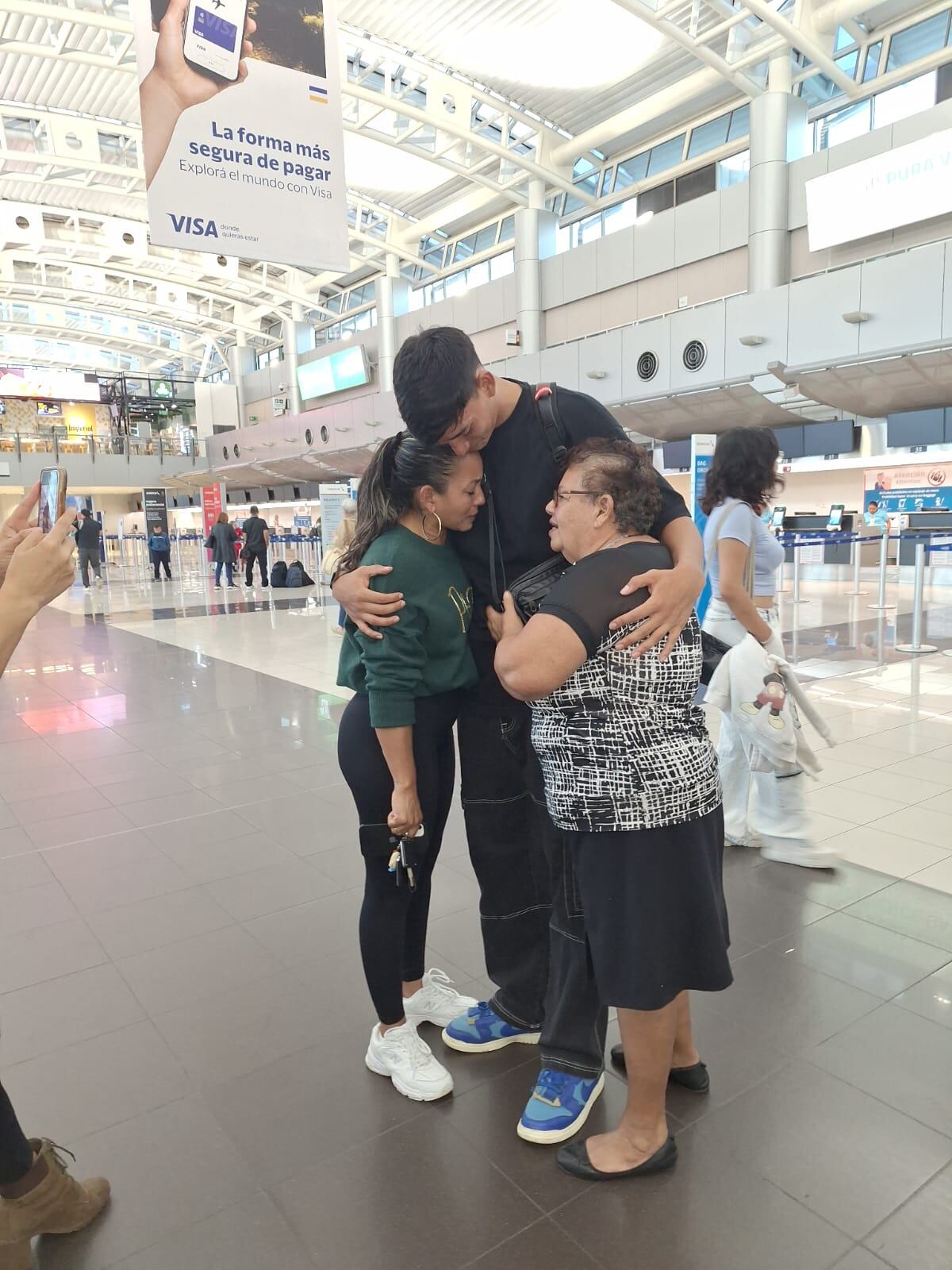 Joseth Peraza, San Carlos, se va para Hungría, con su mamá Marcela Serrano y su abuelita Mirian Castro