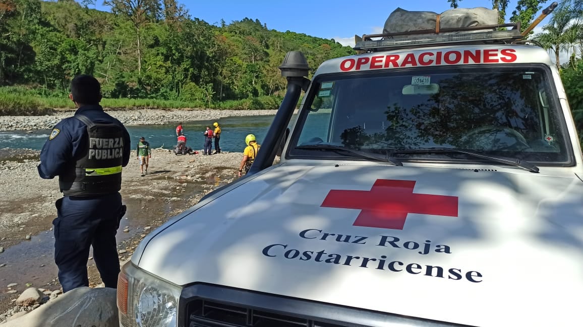 Más de 16 personas entre cruzrojistas, bomberos y Fuerza Pública, participaron en el rescate de los tres cuerpos en el río Pejibaye. Foto: Cortesía Cruz Roja.