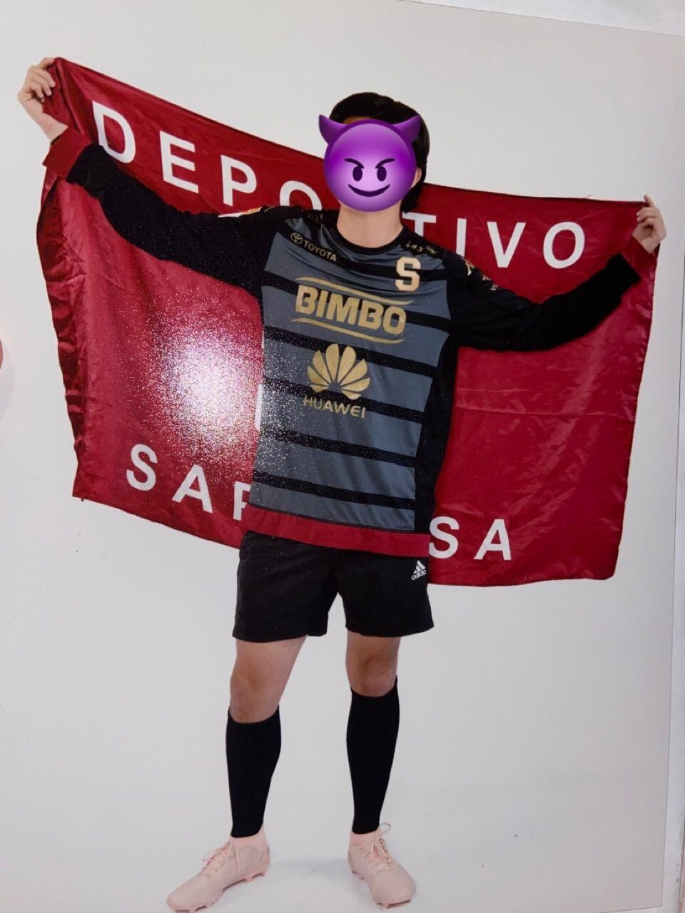 Aficionado morado que cambió una camisa del Sapri por otra de Sporting. Cortesía.