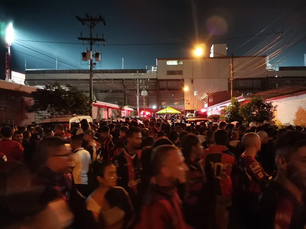 Aficionados de Alajuelense se quedaron con las ganas de ver a su equipo en vivo. Cortesía.