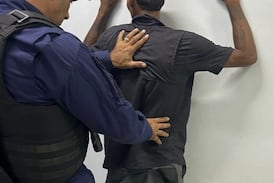 Detienen a hermanos armados con machetes por amenazar a expareja de uno de ellos