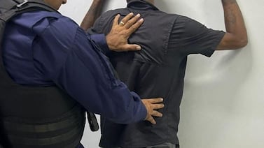 Detienen a hermanos armados con machetes por amenazar a expareja de uno de ellos