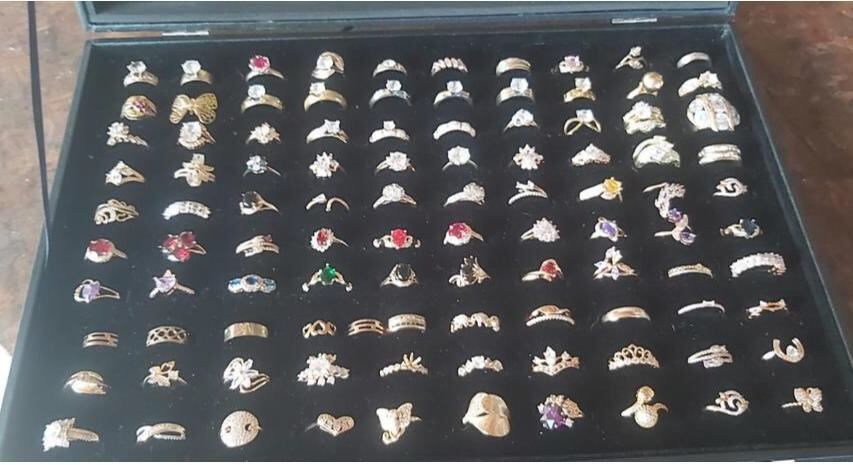 Detienen a sospechosos de robar 120 anillos de oro en Grecia. Foto OIJ.