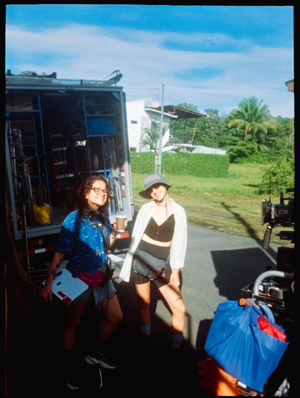 La directora Kim Elizondo Navarro y la productora Gabriela Fonseca Villalobos, creadoras de Bye Bye, Paraíso, una historia que nació hace más de seis años y que retrata el sueño, las expectativas y las contradicciones de vivir en el “paraíso”.