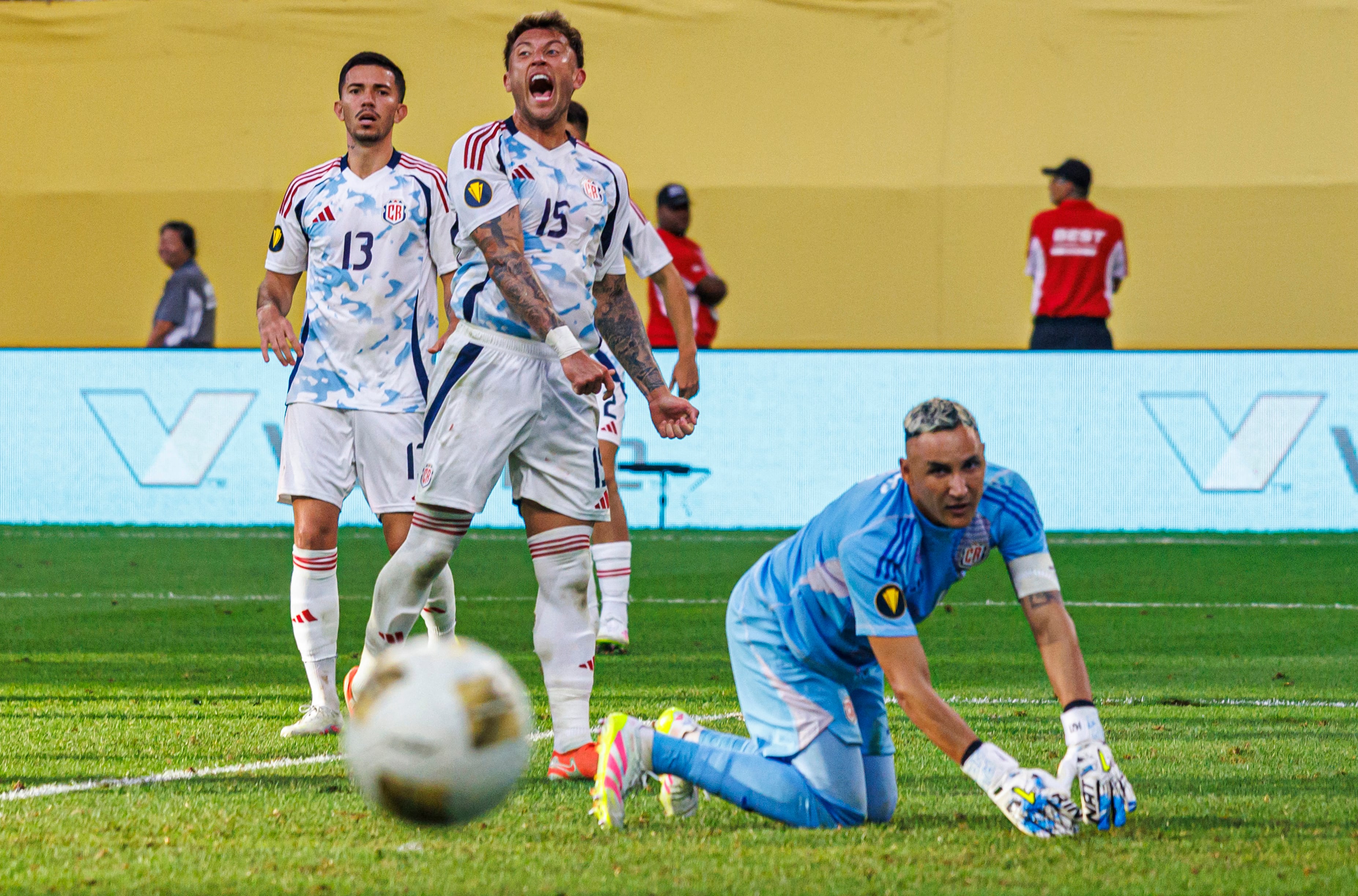 Francisco Calvo reacciona y Keylor Navas sigue la jugada, durante el partido de la Selección de Costa Rica ante Estados Unidos por la Copa Oro.