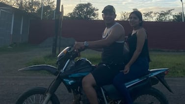 Novios llenos de sueños mueren en choque contra un caballo