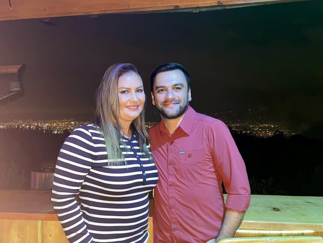 El periodista de Teletica Deportes, Felipe Castro, da soporte a su esposa, la también comunicadora Nubia Víquez, en un difícil momento que enfrenta.