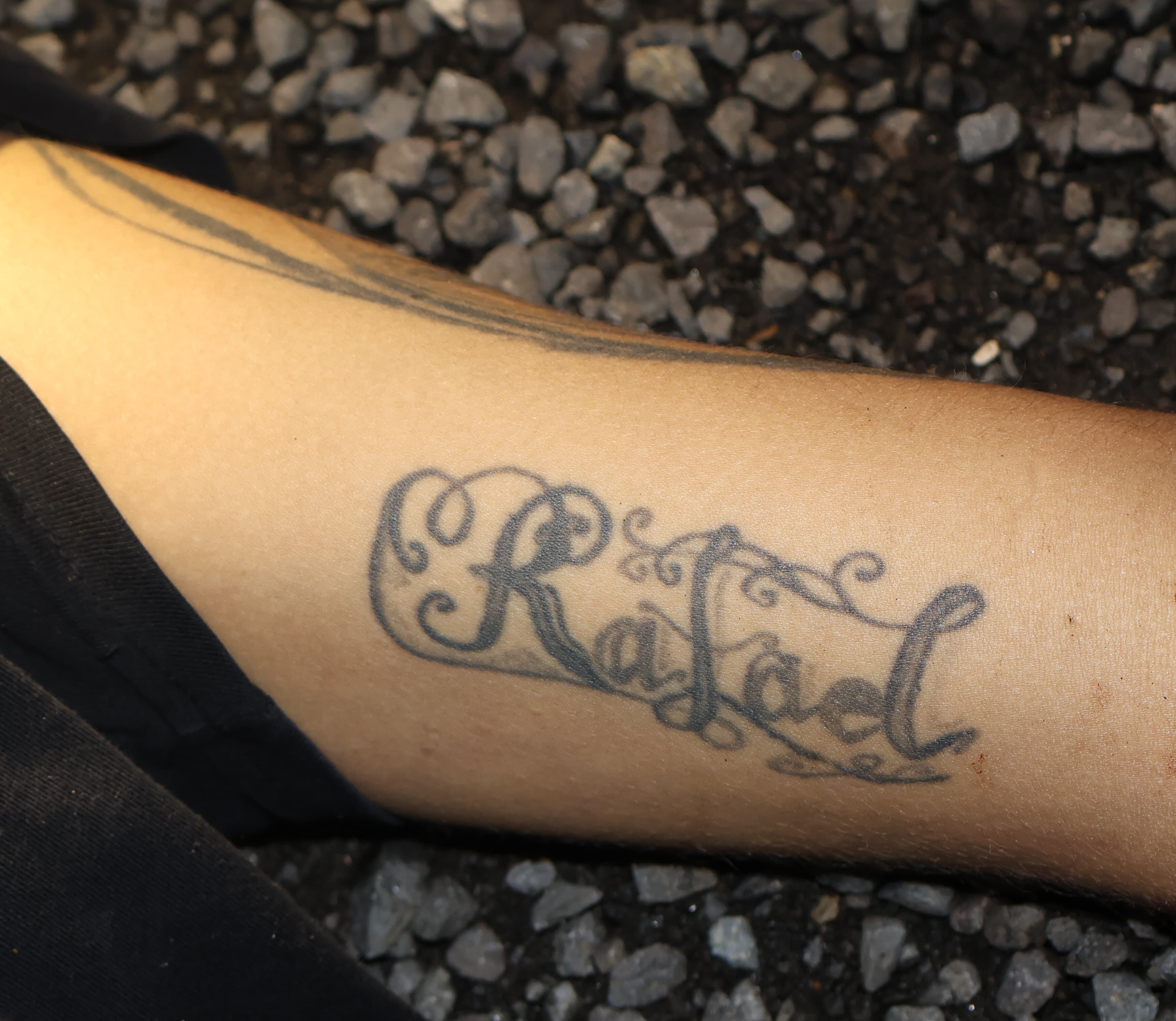 Estos son los tatuajes del ahora fallecido.