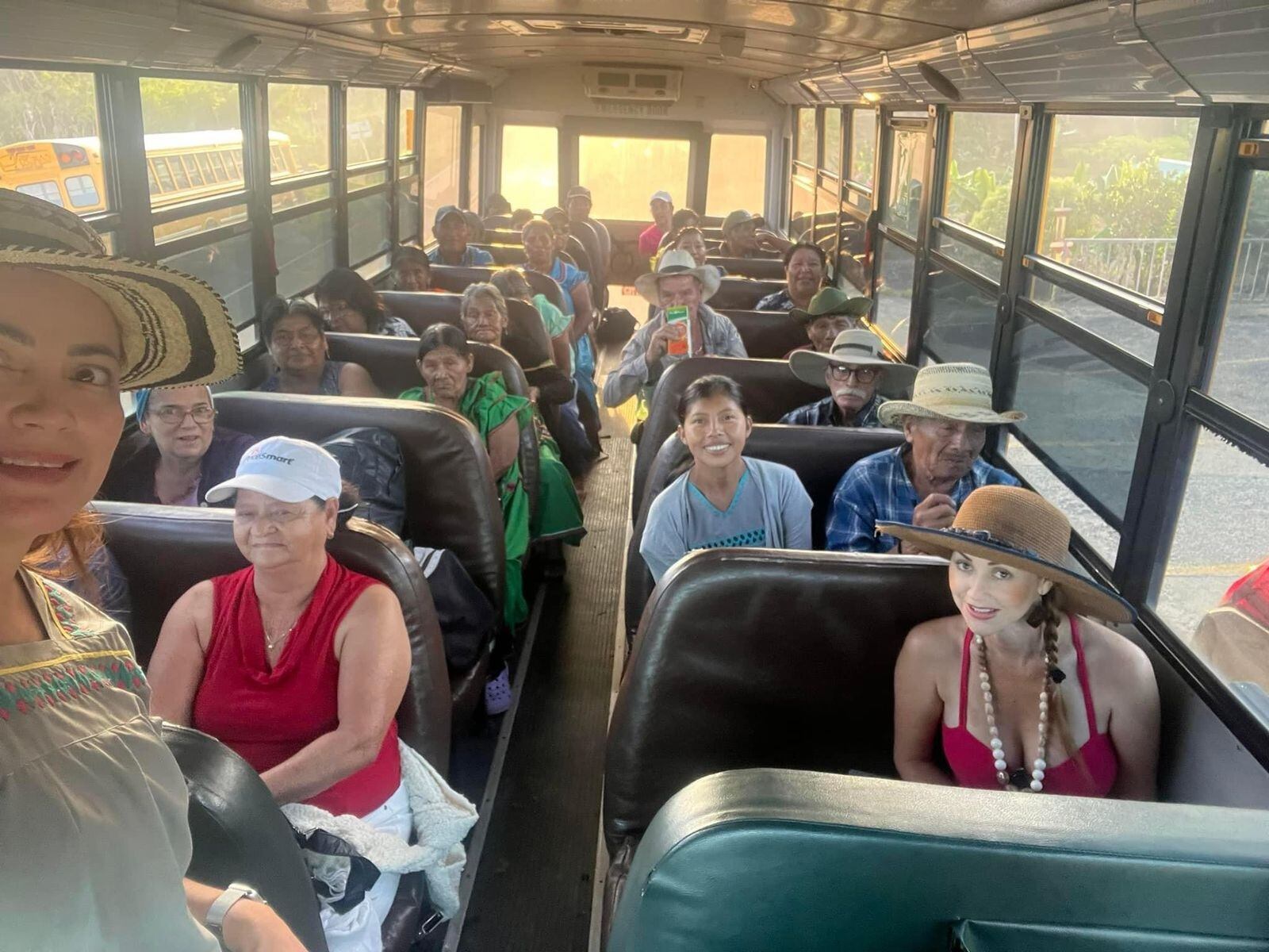 treinta y dos adultos mayores del territorio indígena de La Casona, en Coto Brus, pudieron disfrutar de un día en la playa, algunos de ellos por primera vez en su vida