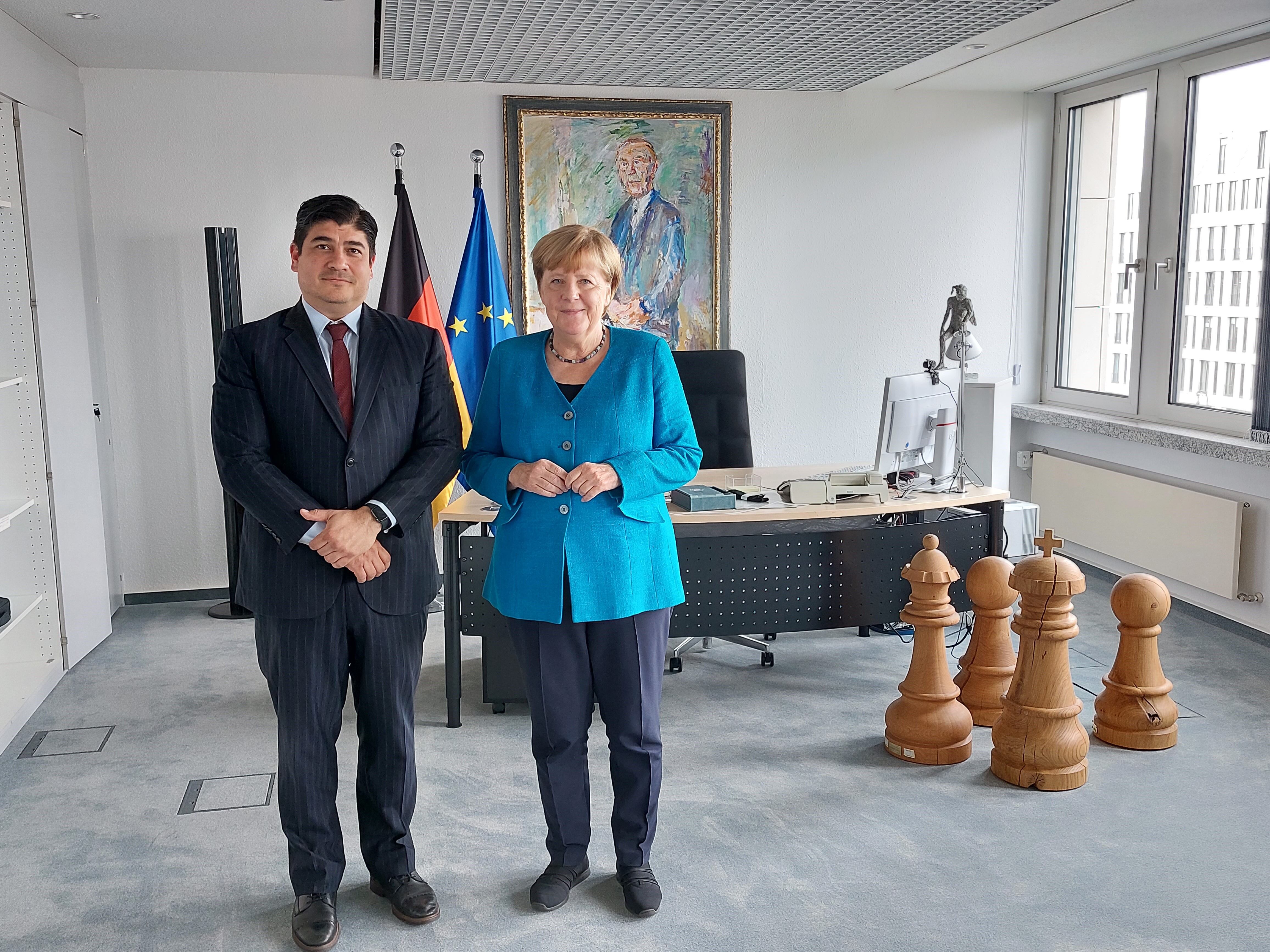 Este lunes 7 de agosto el expresidente del país, Carlos Alvarado, publicó en redes sociales que después de haberse reunido con la que fue la mujer más fuete de Alemania entre 2005 y 2021, Ángela Merkel, le regaló una bolsita de café Naranjo