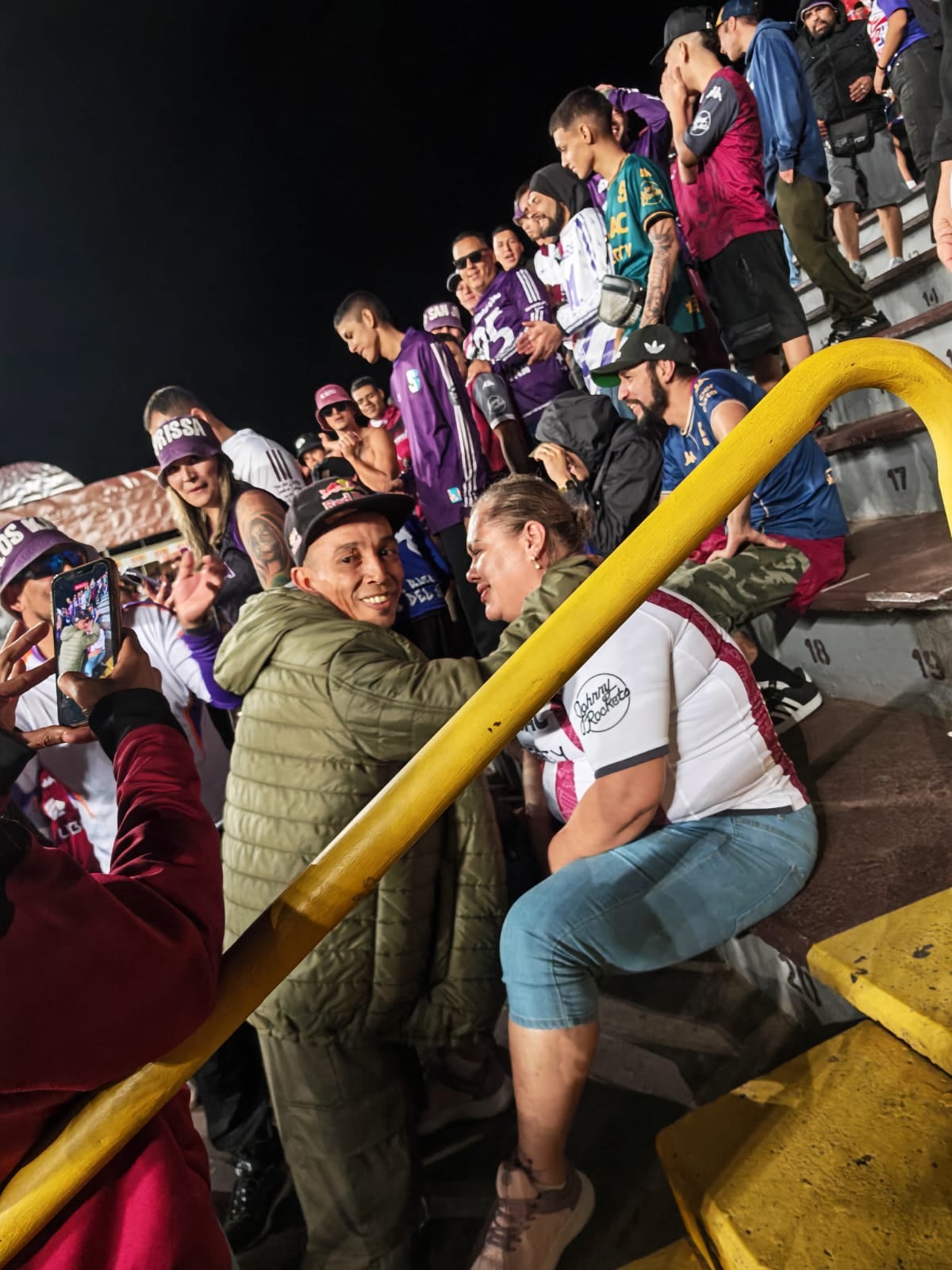 La pareja se comprometió en pleno partido de Saprissa ante Puntarenas