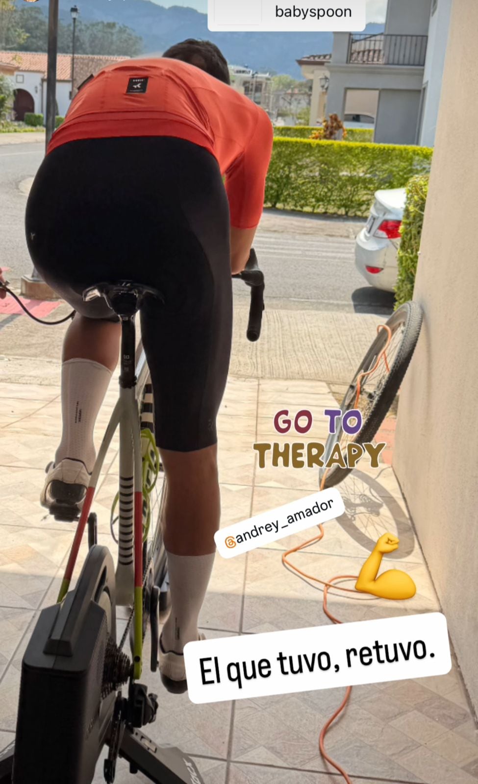 El ciclista costarricense Andrey Amador volvió a subirse a una bicicleta, casi un mes y una semana después del accidente que sufrió en playa Bejuco de Parrita. Foto: Tomada de redes sociales