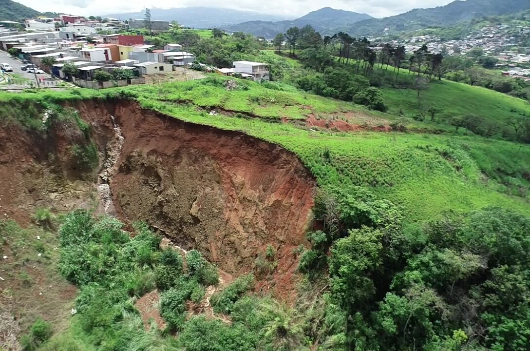 En la urbanización Valladolid, más de 40 familias de clase media claman por una solución, pues luego de 25 años de vivir ahí, el terreno se falseó. Foto: Municipalidad de Desamparados.
