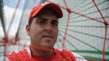 Sin equipo y pintando casas: Pablo Camacho la pulsea para mantener a su familia desde que Santos desapareció