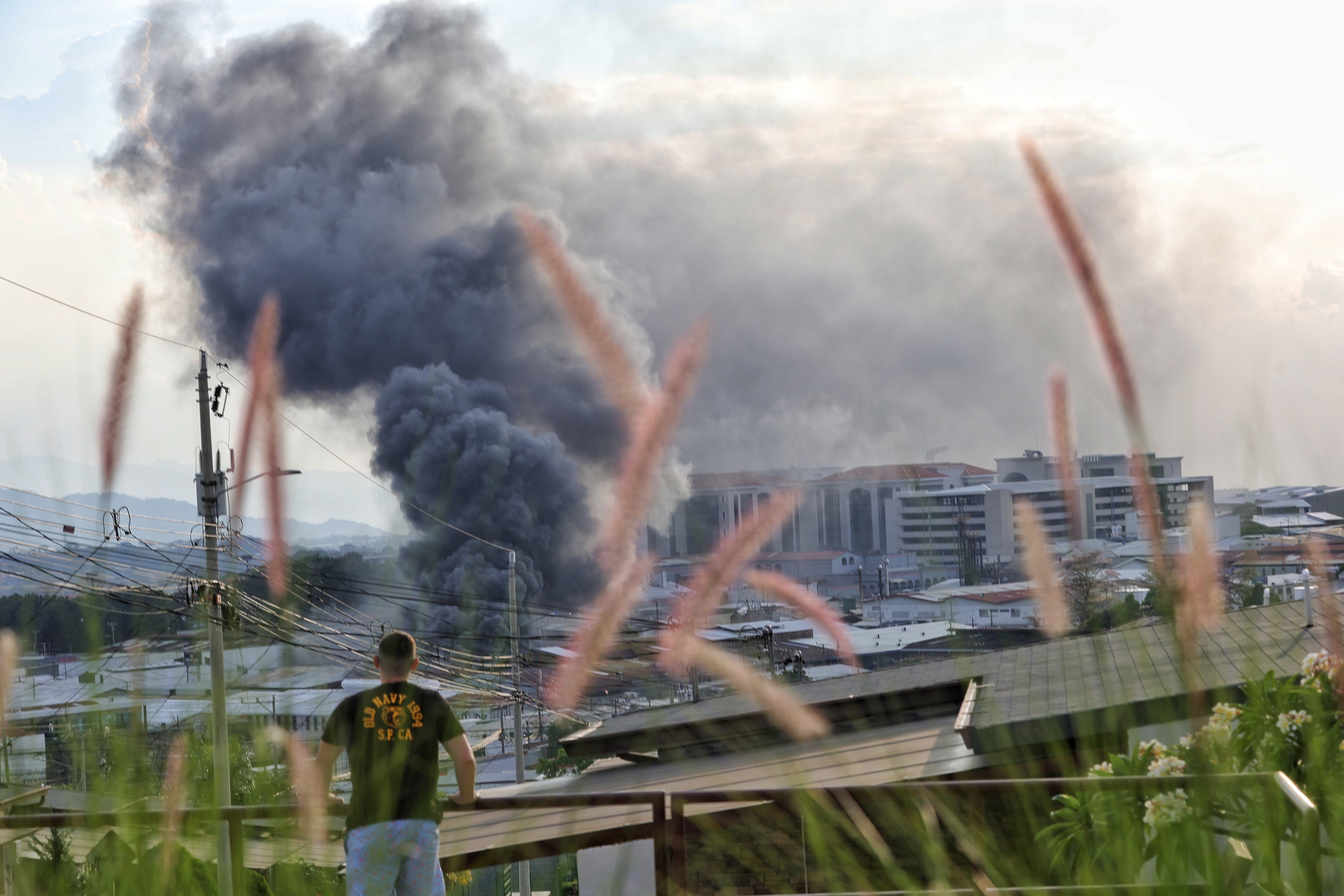 Fotos de incendio en Barreal de Heredia cerca a SENADA / foto John Durán
